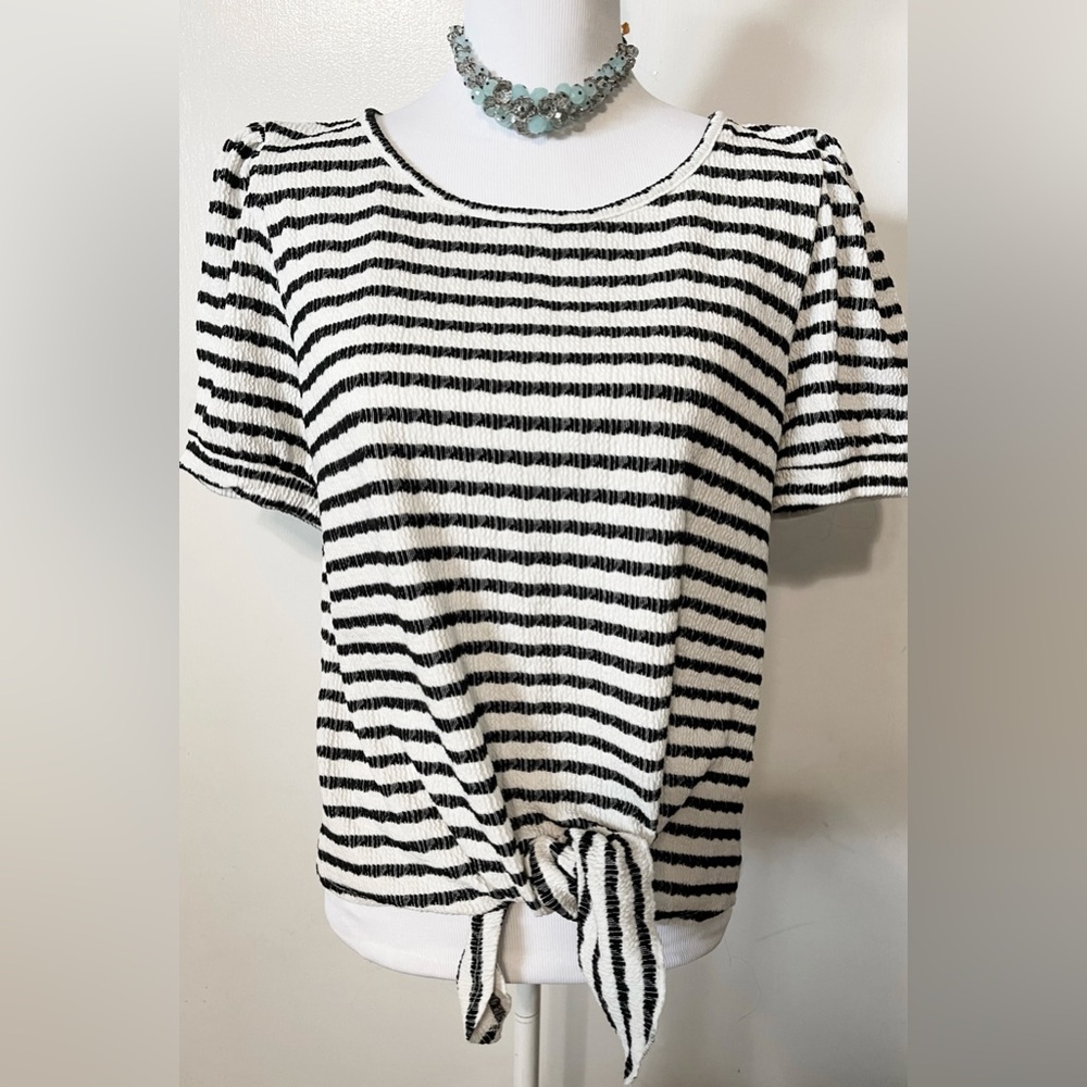 Like New! W5 Black/White Striped Puff Sleeve with front tie Blouse size XL